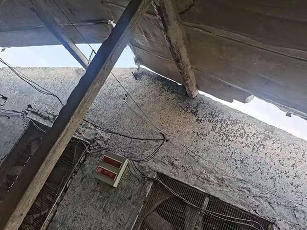 养殖棚顶部破损维修前